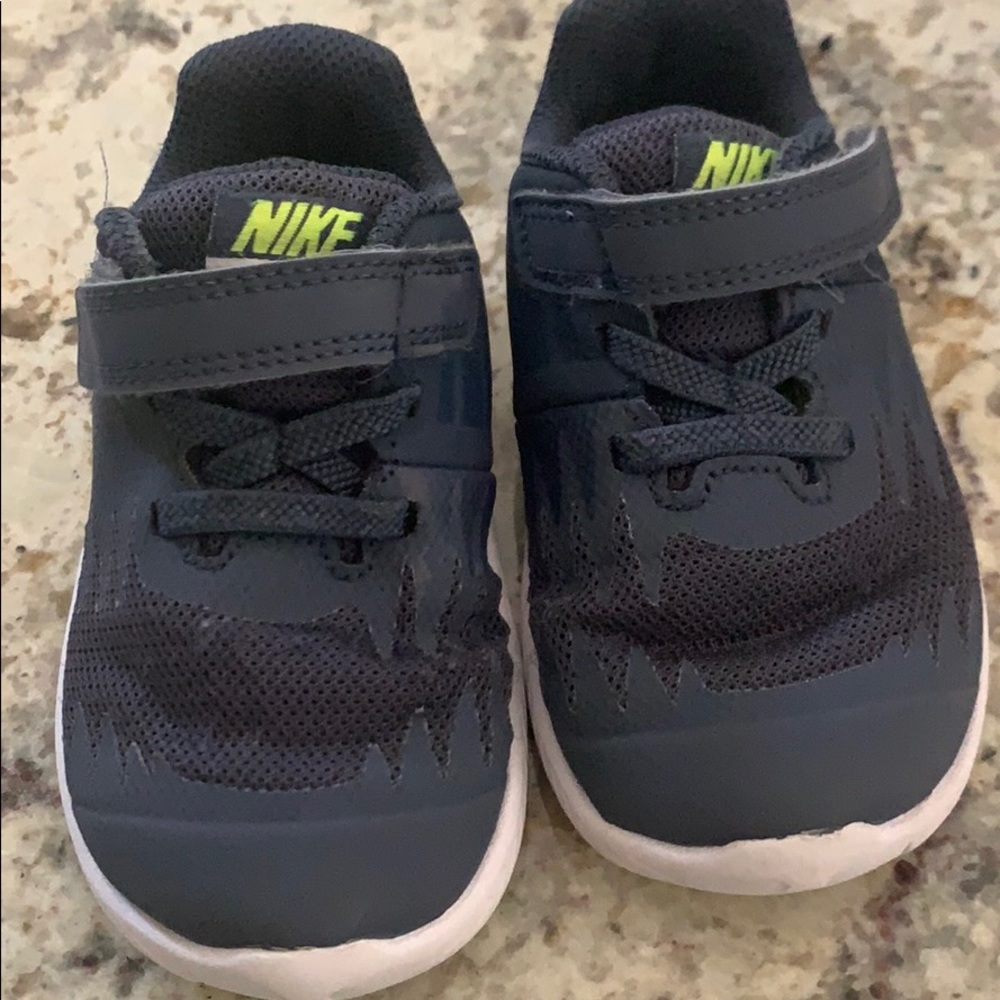 Nike toddler shoes size 6
